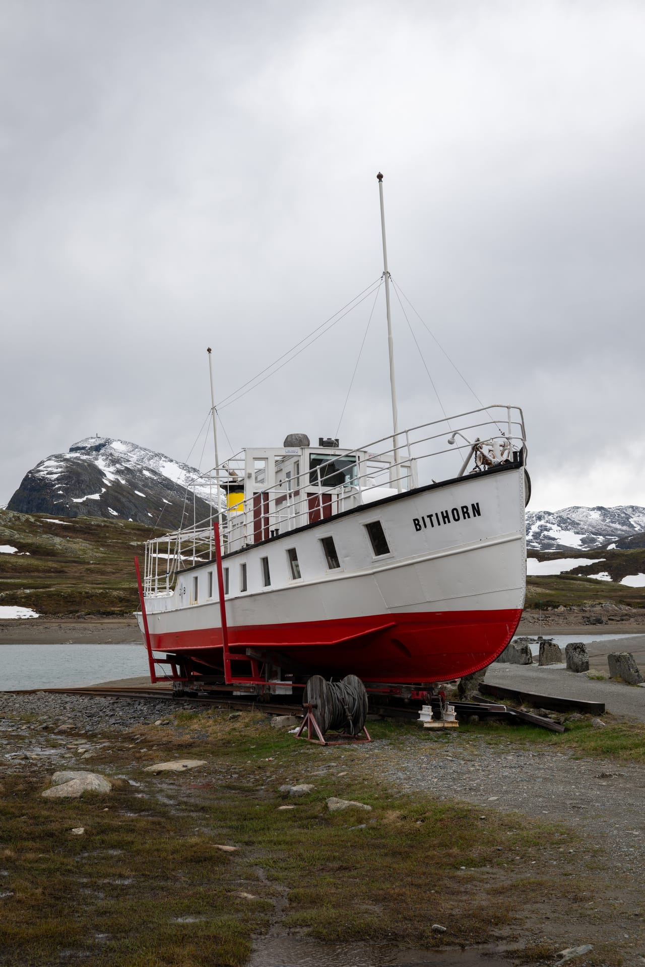 Baugen på MB Bitihorn med navnetrekket, og fjellet Bitihorn i bakgrunnen.