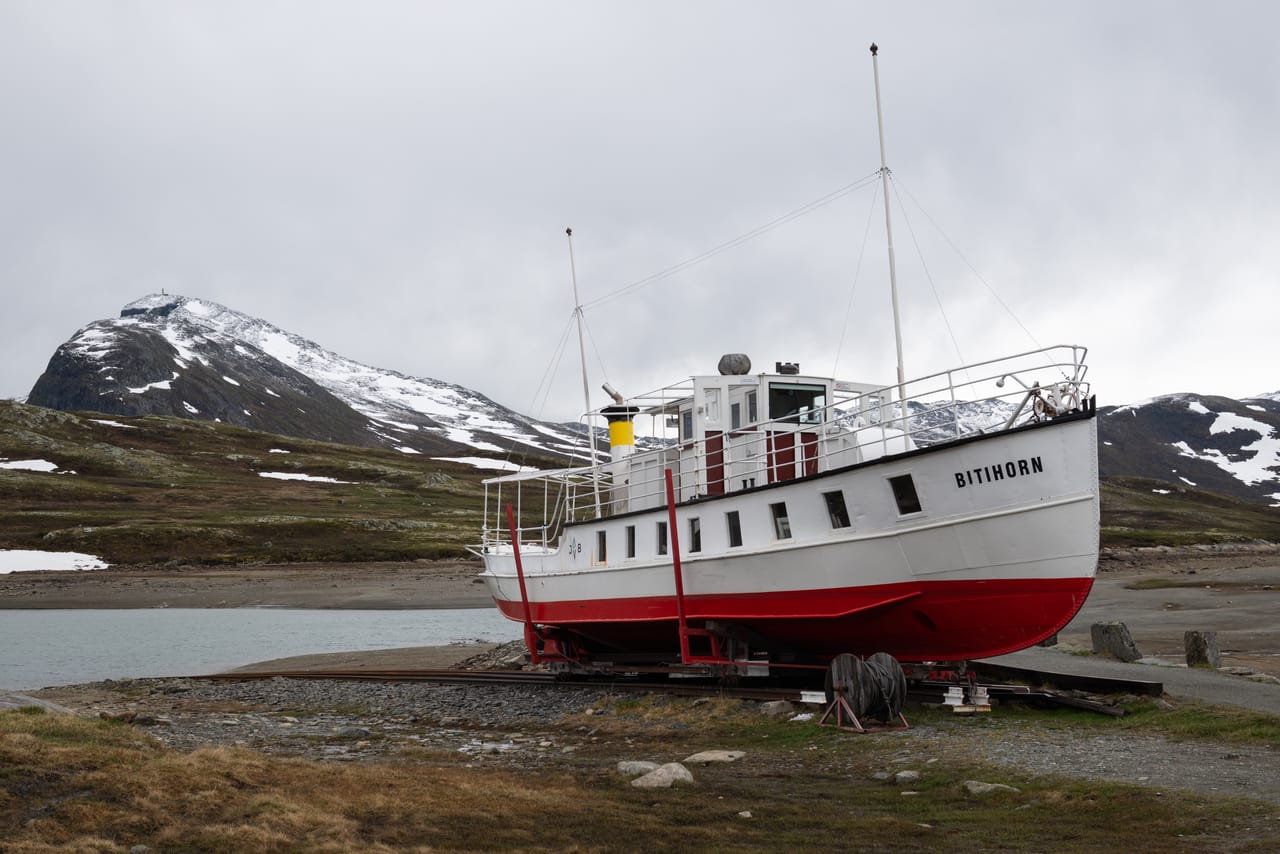 MB Bitihorn sett fra siden på slippen ved Bygdin, med Bitihorn-fjellet og innsjøen bak.