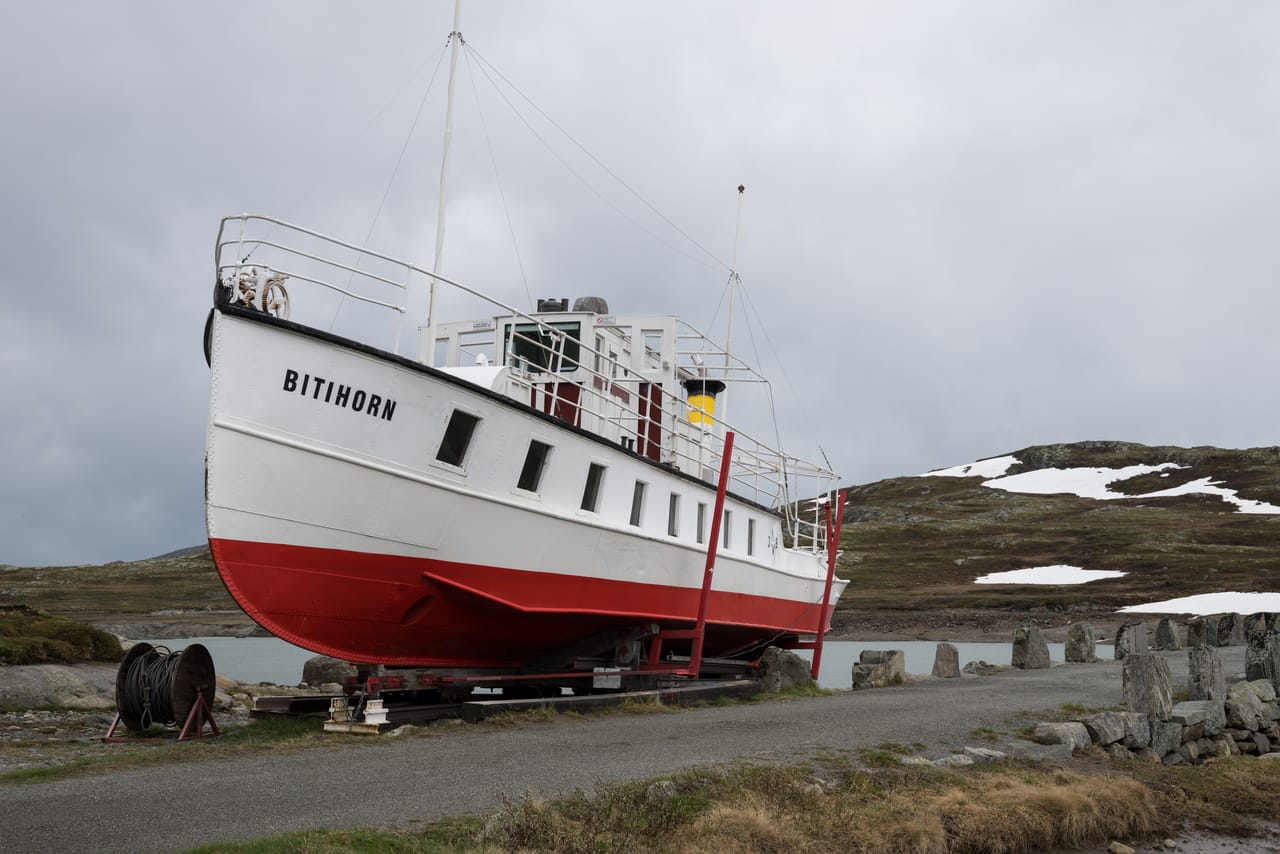 MB Bitihorn sett fra motsatt side, med slippskinner og kabeltrommel i forgrunnen.