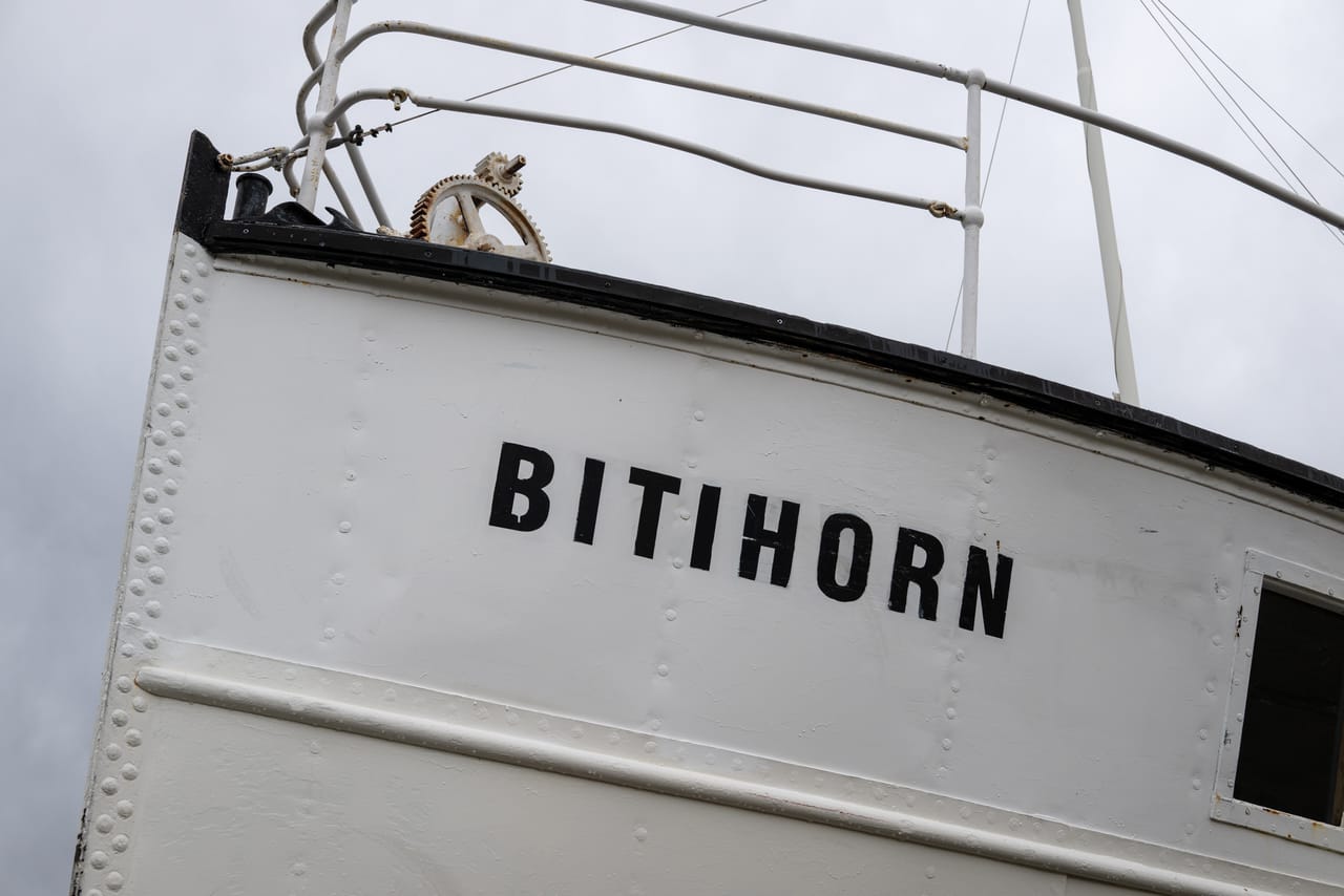 Nærbilde av skutesiden på MB Bitihorn, med navnetrekket, nagler og gammelt sveivmekanisme.