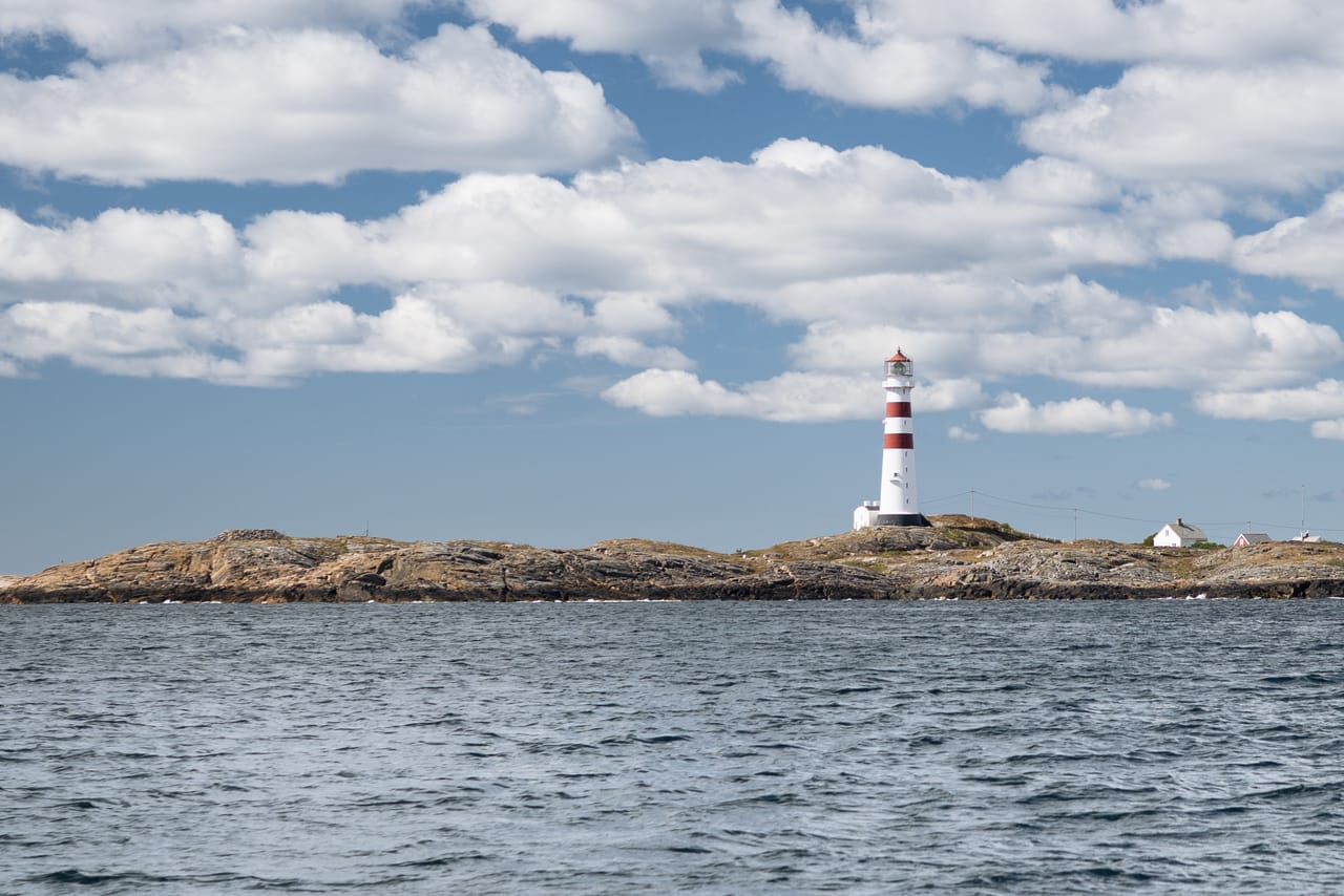 Nærmere utsnitt av Oksøy fyr, med det karakteristiske rød- og hvitstripete tårnet.
