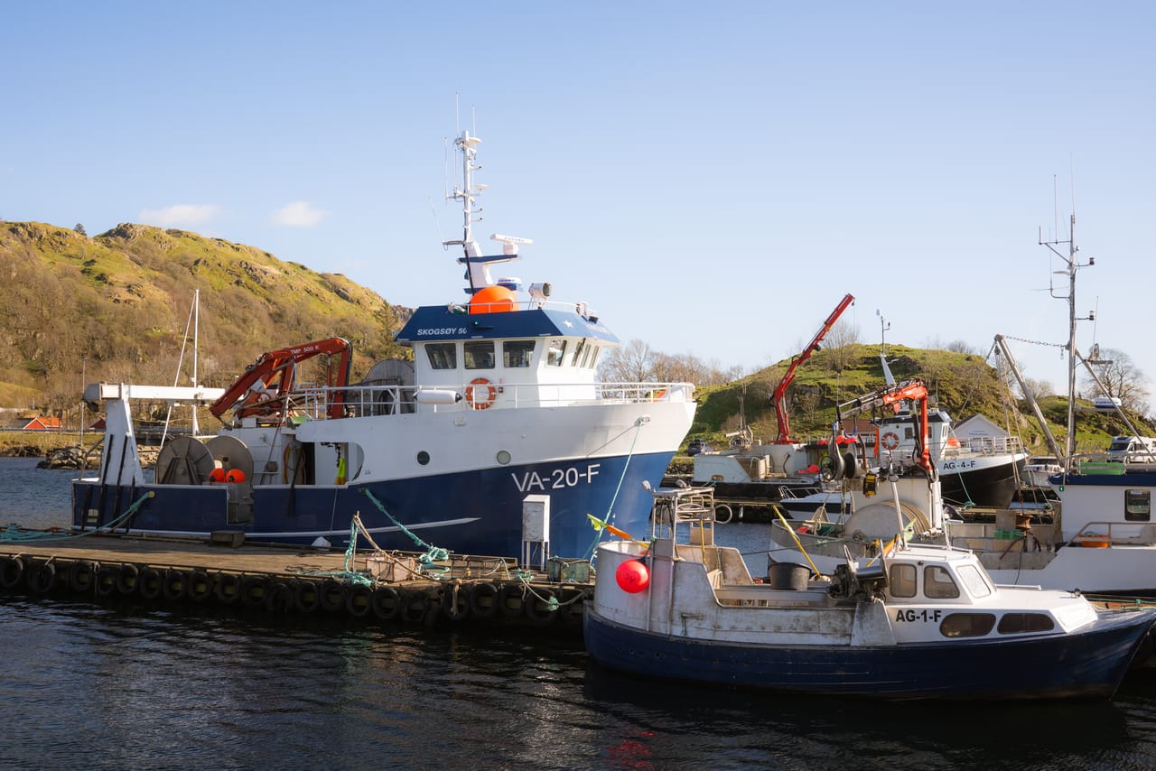 Fiskebåter ved Brattholmen i Kirkehamn på Hidra.