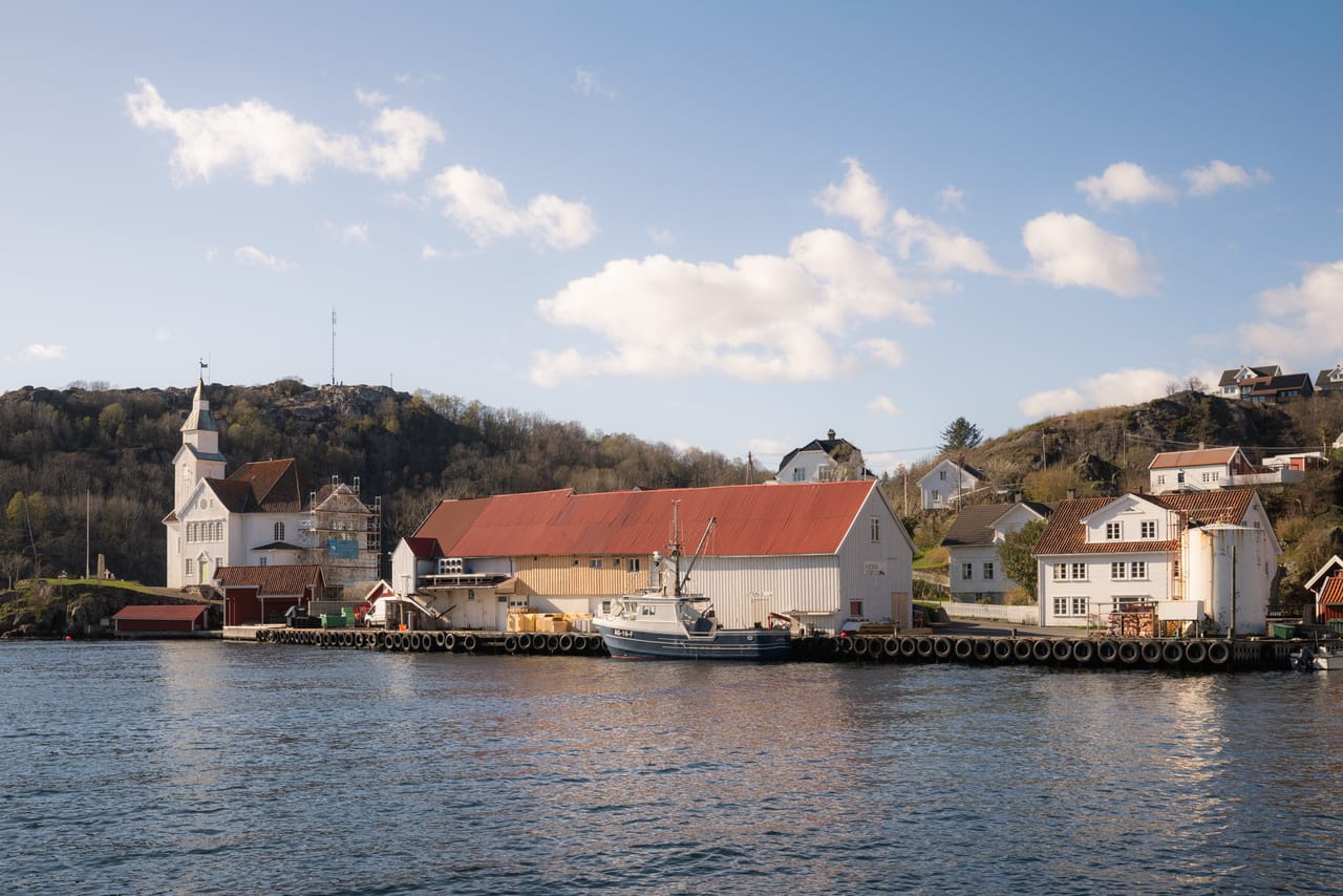 Utsikt mot Kirkehamn havn og kirken på Hidra.
