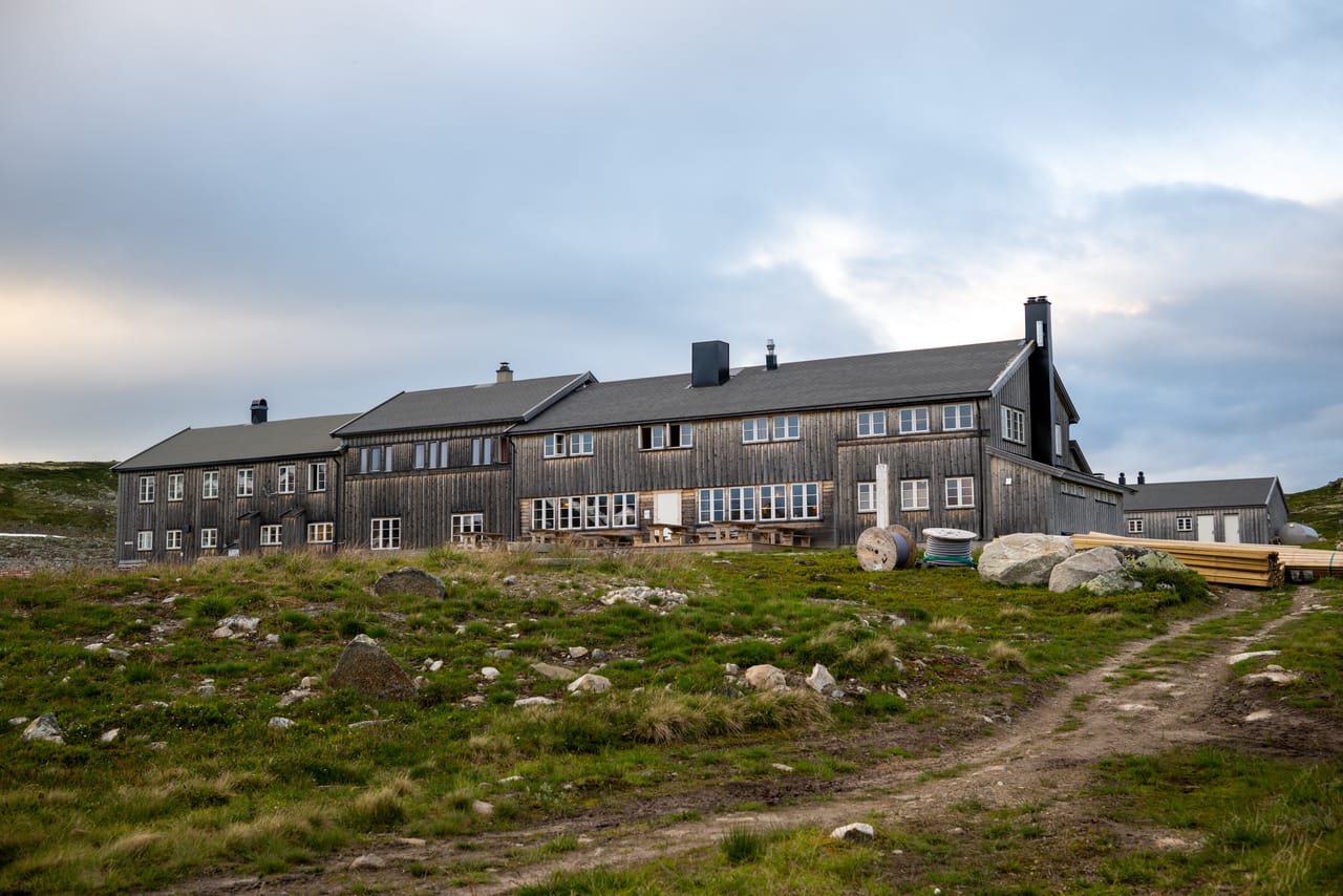 Krækkja turisthytte sett i kveldslys.